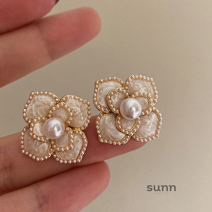 Jannat Pearl Camellia Drop Earrings [0PTUYU16]