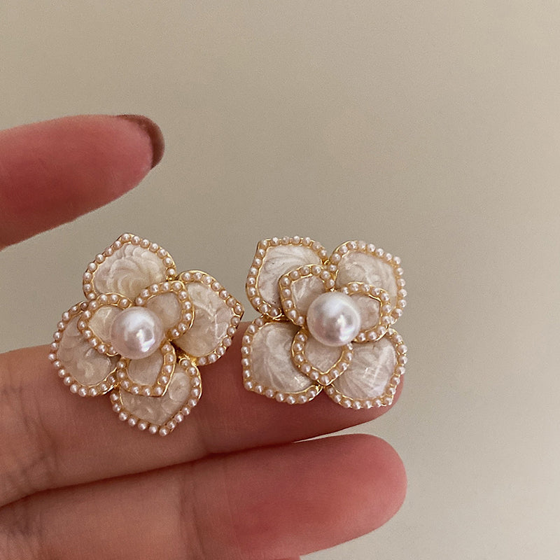 Jannat Pearl Camellia Drop Earrings [CUTEAH6A]