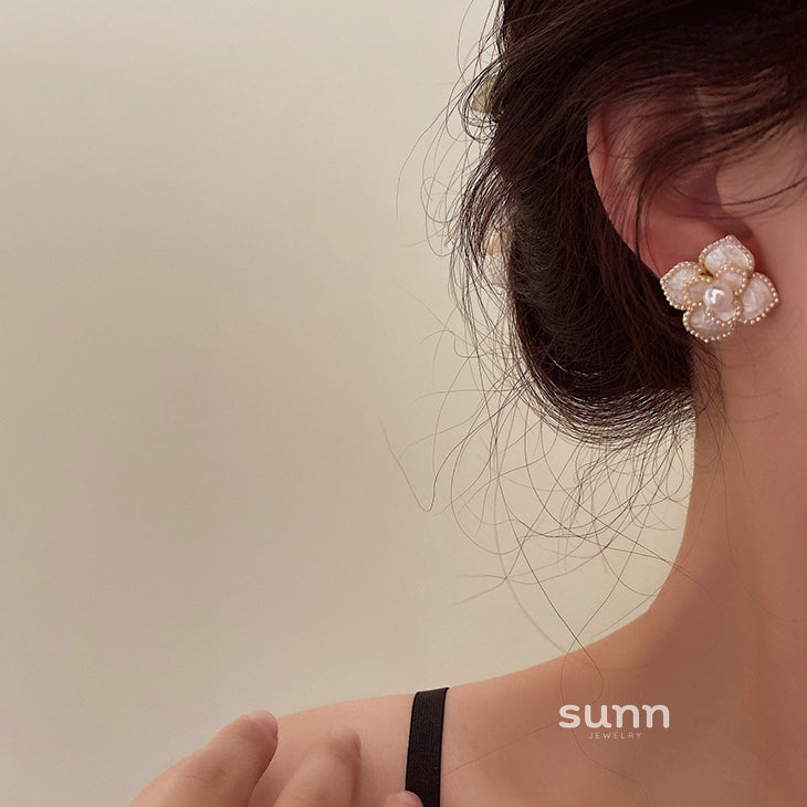 Jannat Pearl Camellia Drop Earrings [88WMMP17]