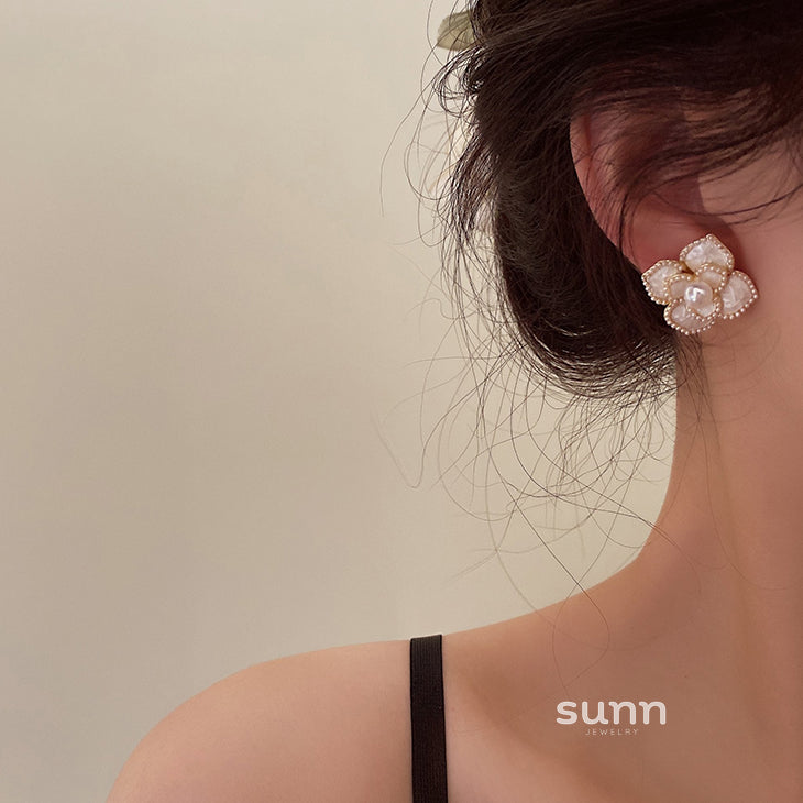 Jannat Pearl Camellia Drop Earrings [YIZD4X4G]