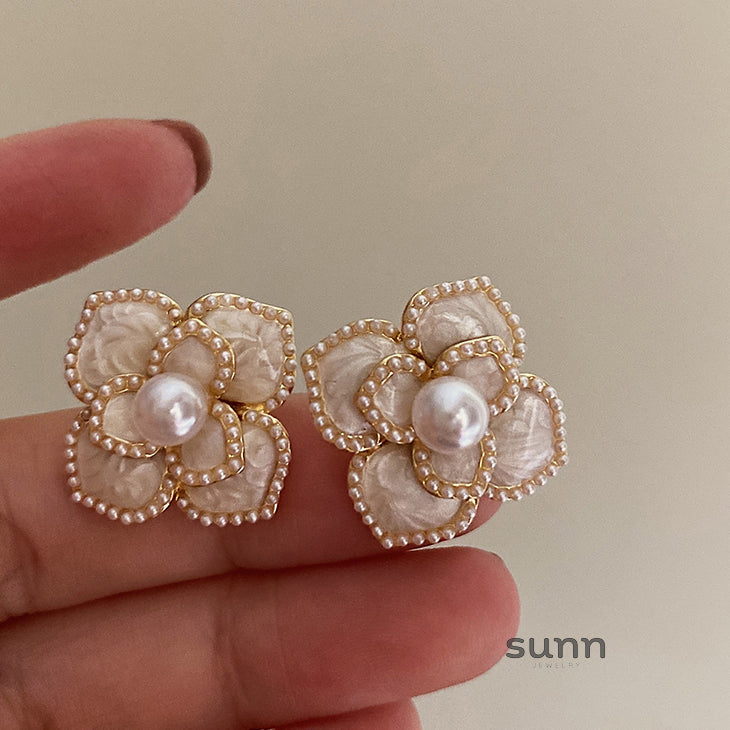 Jannat Pearl Camellia Drop Earrings [P08XER0U]