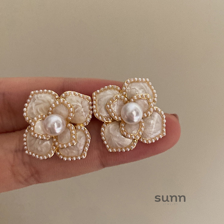 Jannat Pearl Camellia Drop Earrings [OS3XT1V9]