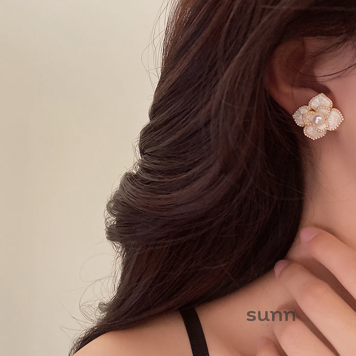 Jannat Pearl Camellia Drop Earrings [LFJ43K9V]