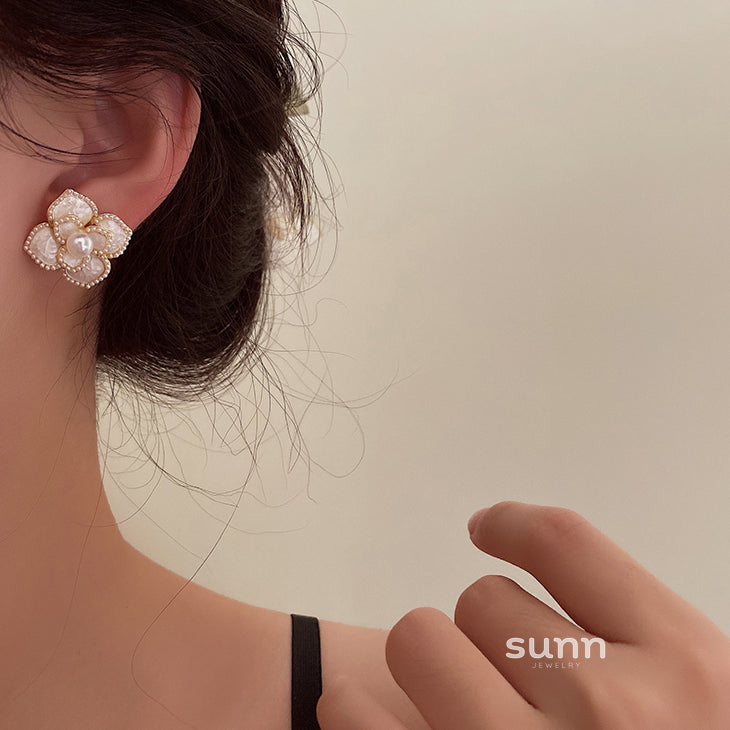 Jannat Pearl Camellia Drop Earrings [ZAAXSPI7]