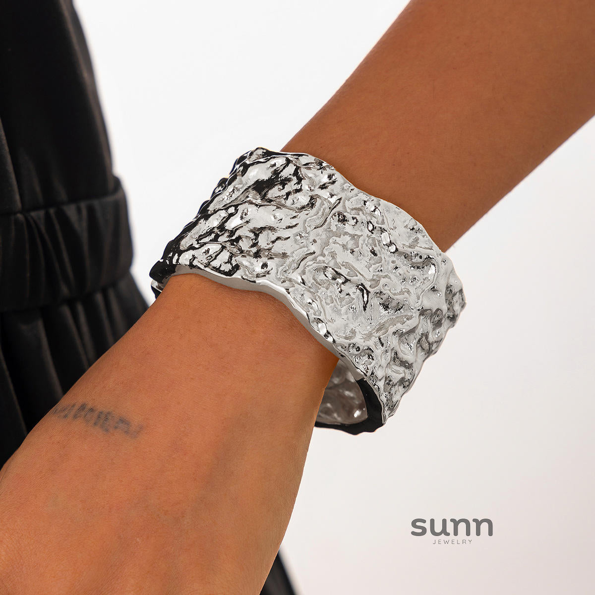Janney Liquid Metal Cuff Bracelet [FL4SPDM5]