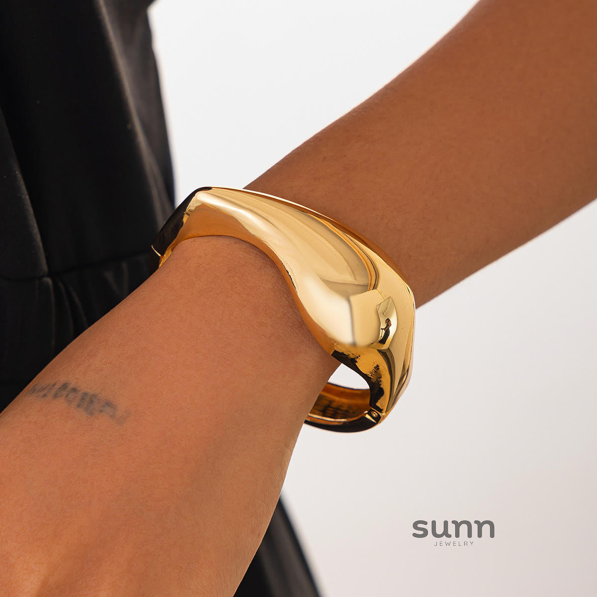 Janney Liquid Metal Cuff Bracelet [F9SH1GGM]