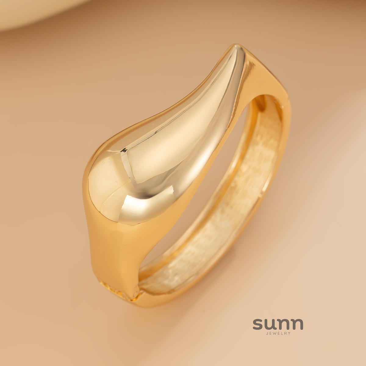 Janney Liquid Metal Cuff Bracelet [22X5J7QR]