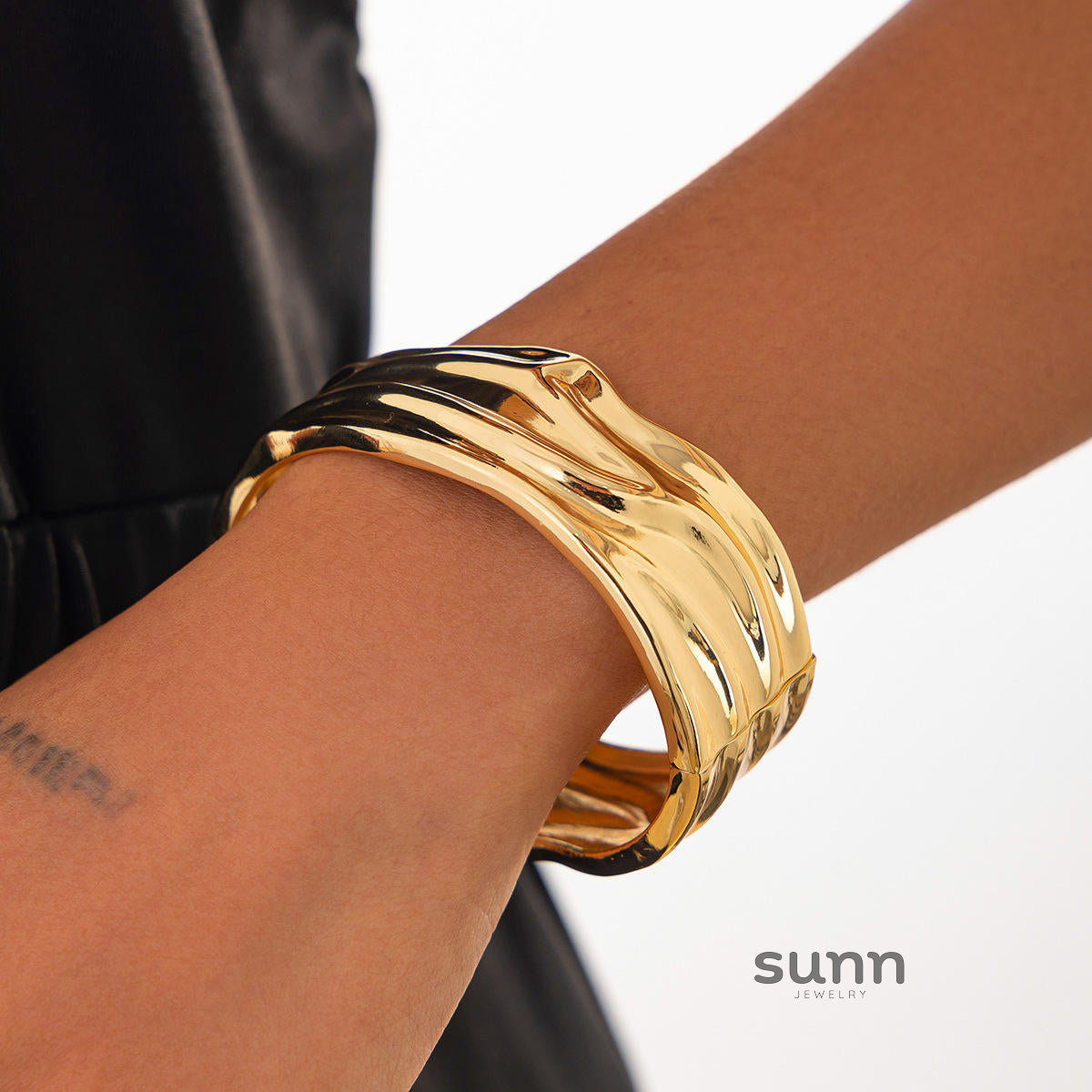 Janney Liquid Metal Cuff Bracelet [T4CJ9PCW]