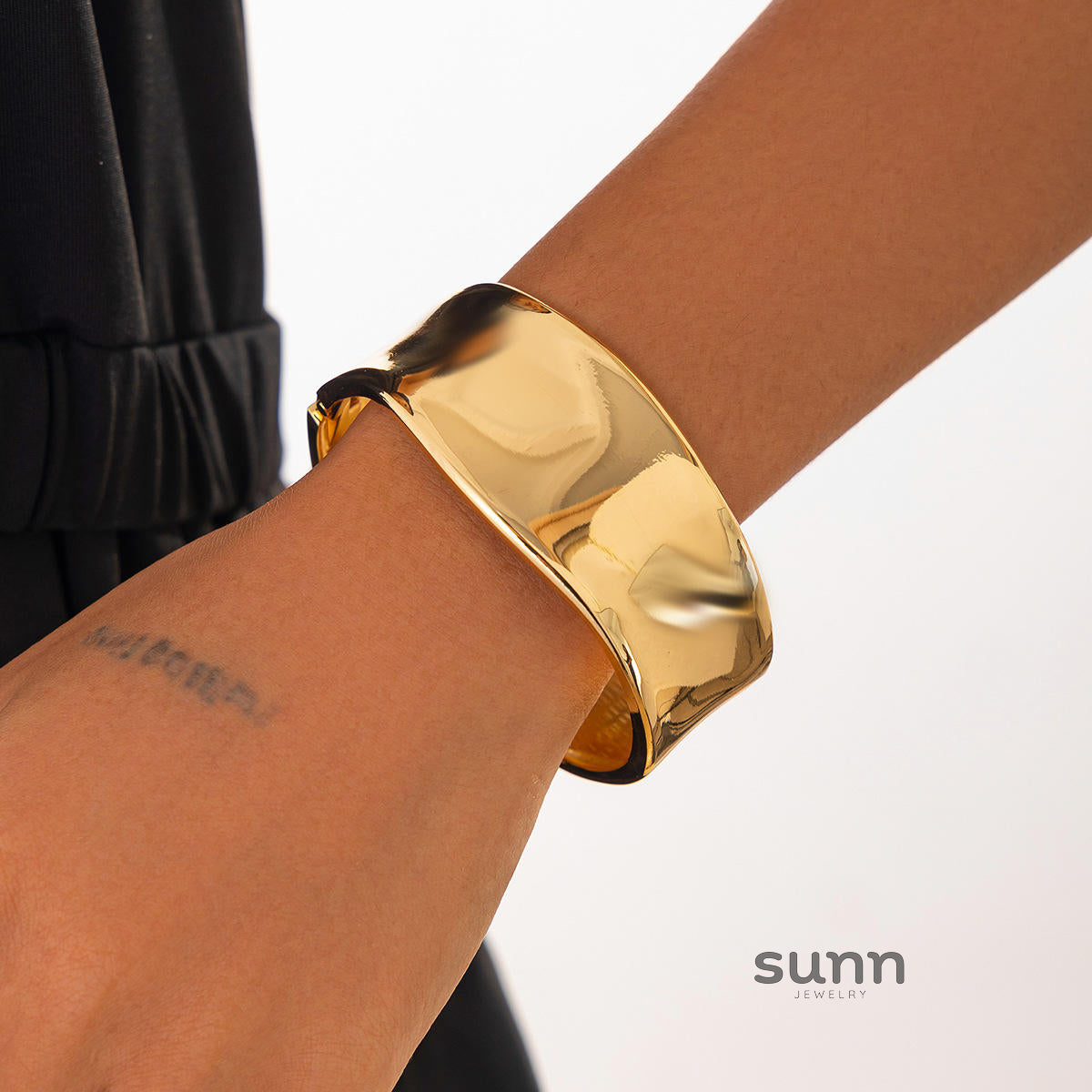 Janney Liquid Metal Cuff Bracelet [WL5VH86V]
