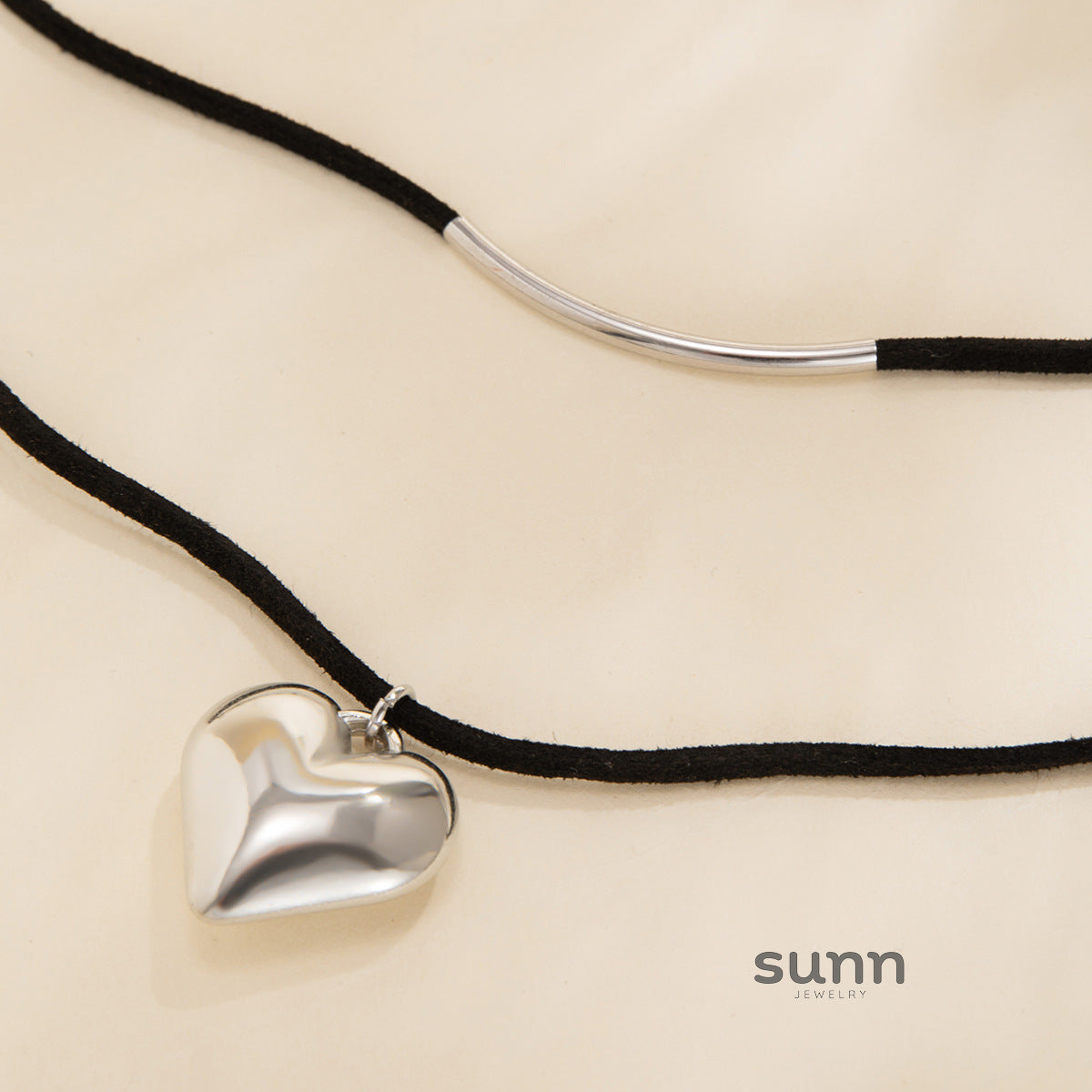 Janyah Velvet Heart Choker Necklace [4CNSU4O6]