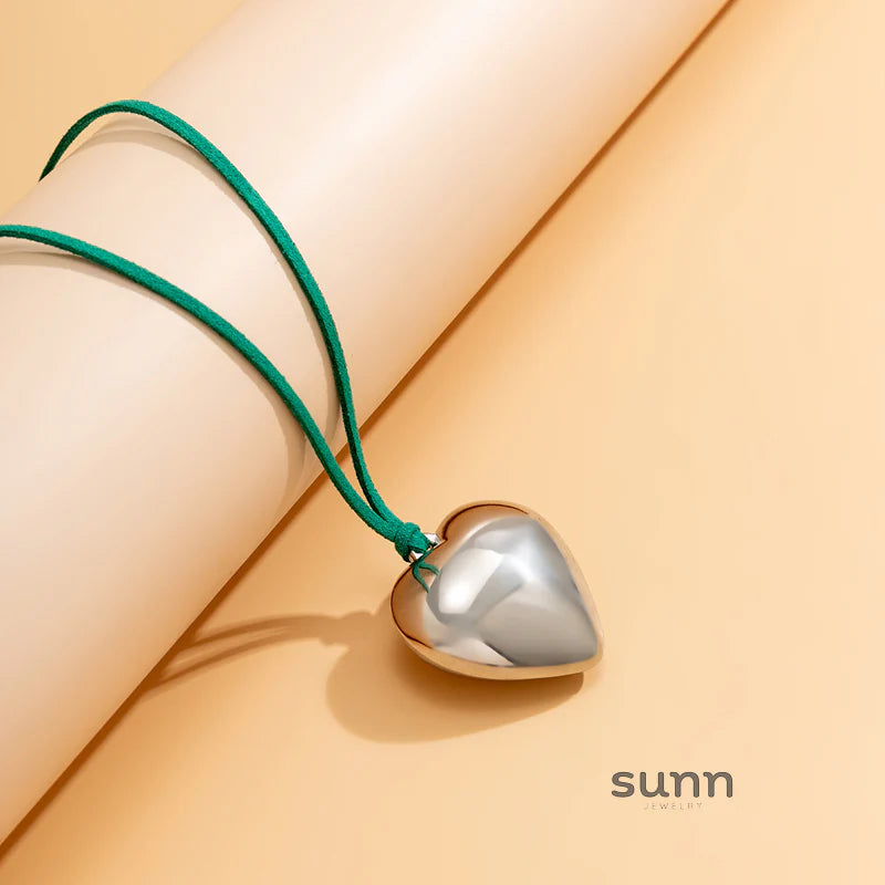 Jariyah Velvet Heart Choker