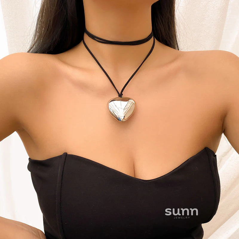 Jariyah Velvet Heart Choker