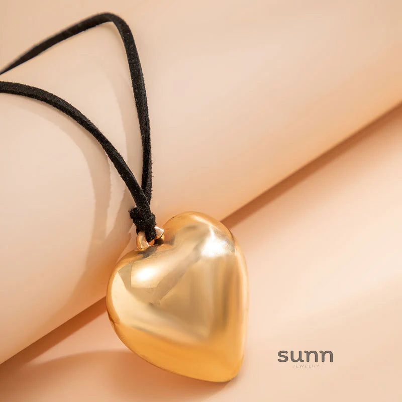 Jariyah Velvet Heart Choker