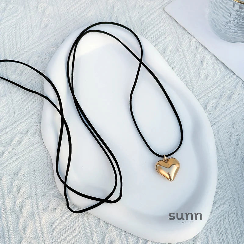 Jariyah Velvet Heart Choker