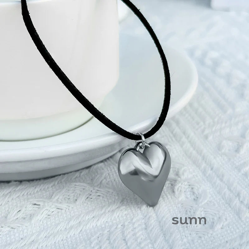 Jariyah Velvet Heart Choker