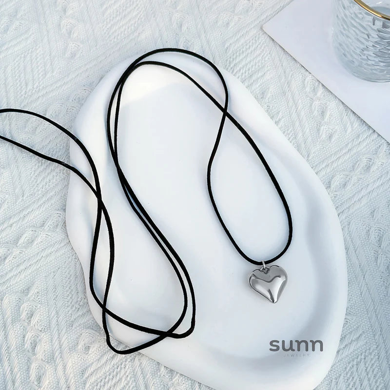 Jariyah Velvet Heart Choker
