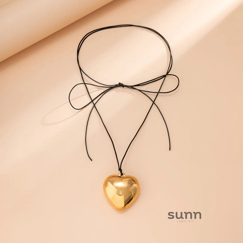 Jariyah Velvet Heart Choker