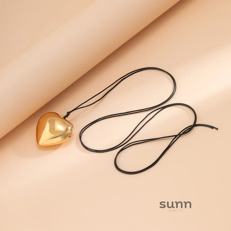 Jariyah Velvet Heart Choker