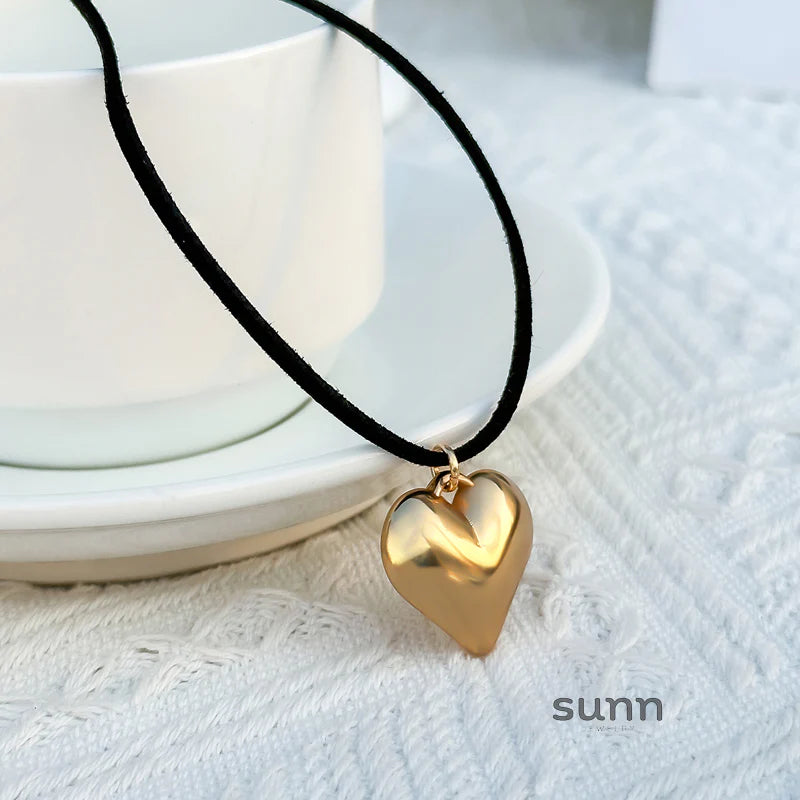 Jariyah Velvet Heart Choker
