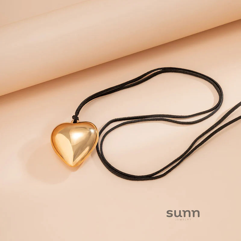 Jariyah Velvet Heart Choker