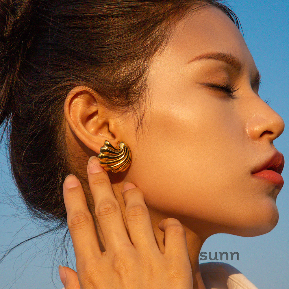 Jaxon Gold Geometric Shell Earrings [NEM4R2T3]