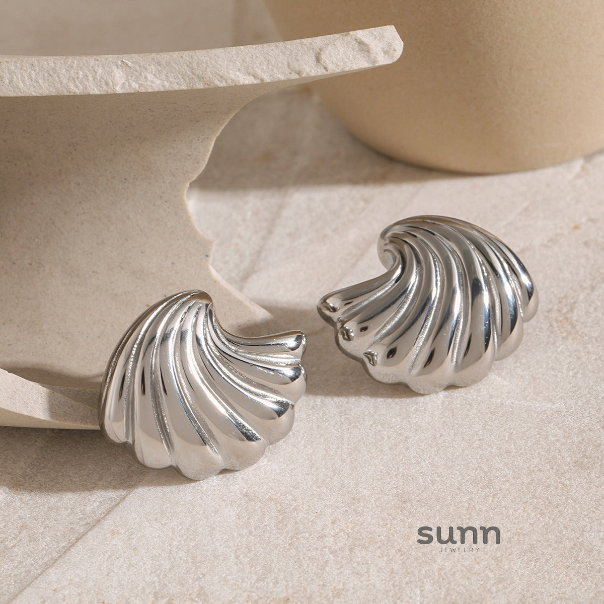 Jaxon Gold Geometric Shell Earrings [WBM3LHBM]