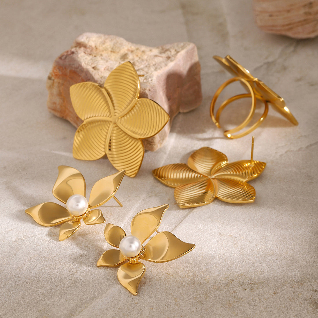 Jaxon Petal Pearl Hoops [K6VK3HP0]