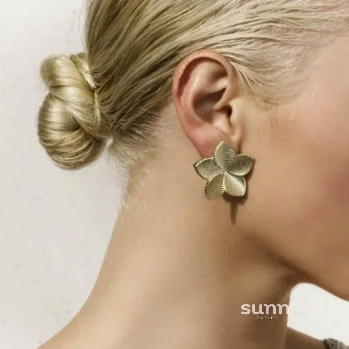 Jaxon Petal Pearl Hoops [GOEBD1JL]