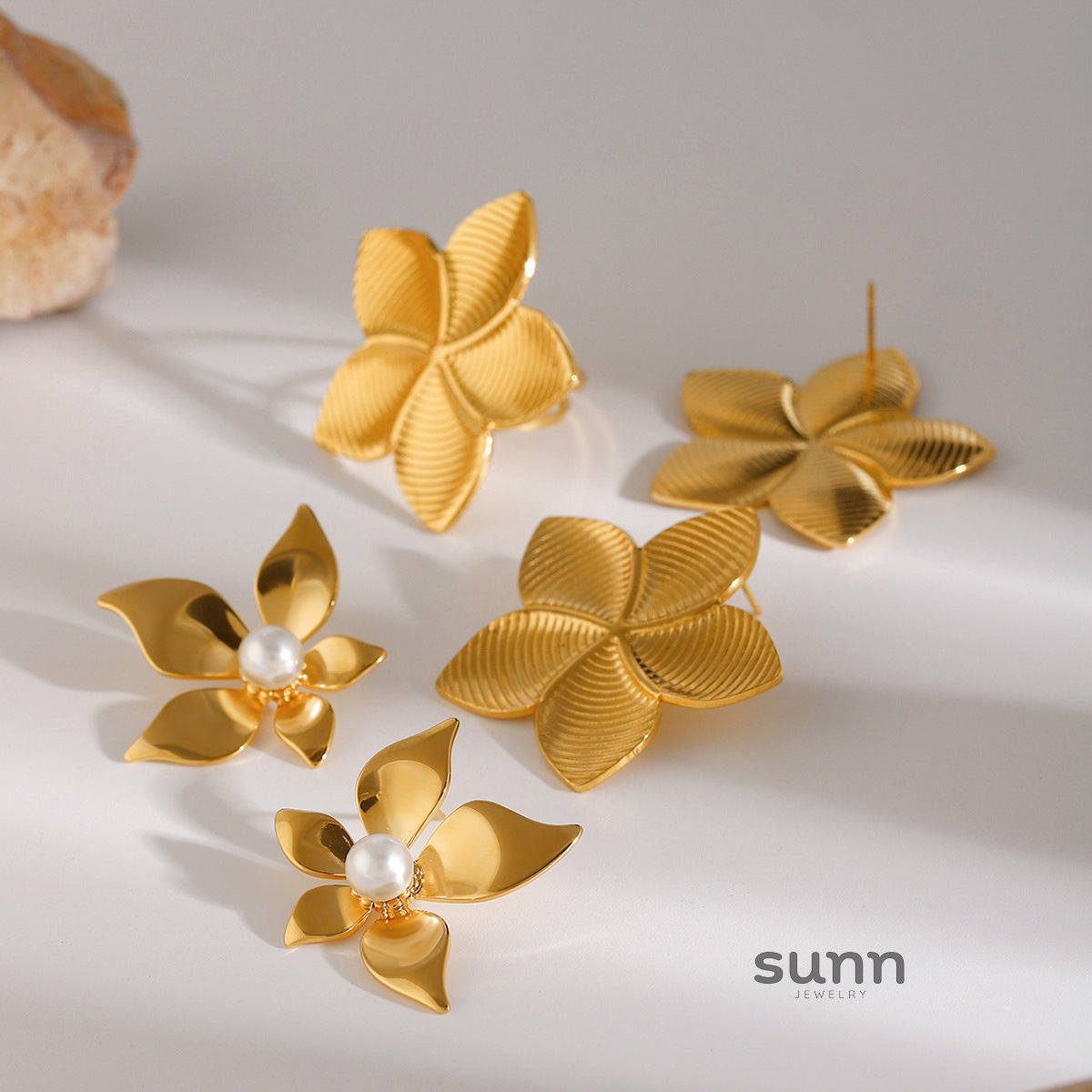 Jaxon Petal Pearl Hoops [00WTLYN2]