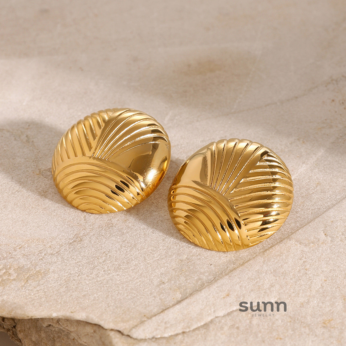 Jaycie Gold Ribbed Asymmetric Earrings [BRFEHA4O]