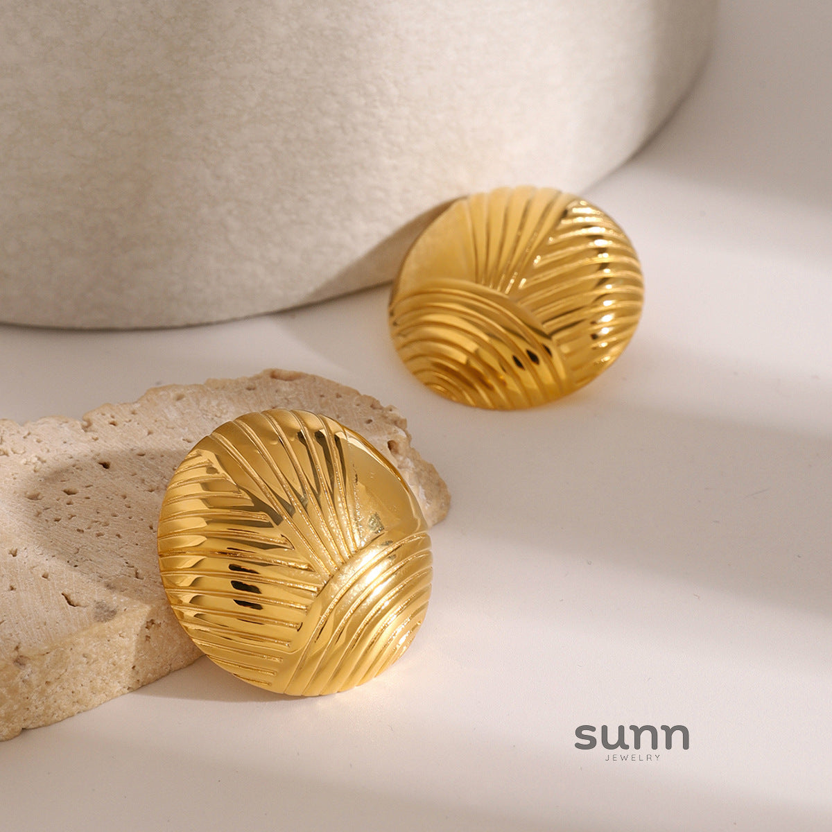 Jaycie Gold Ribbed Asymmetric Earrings [9O8EE44M]