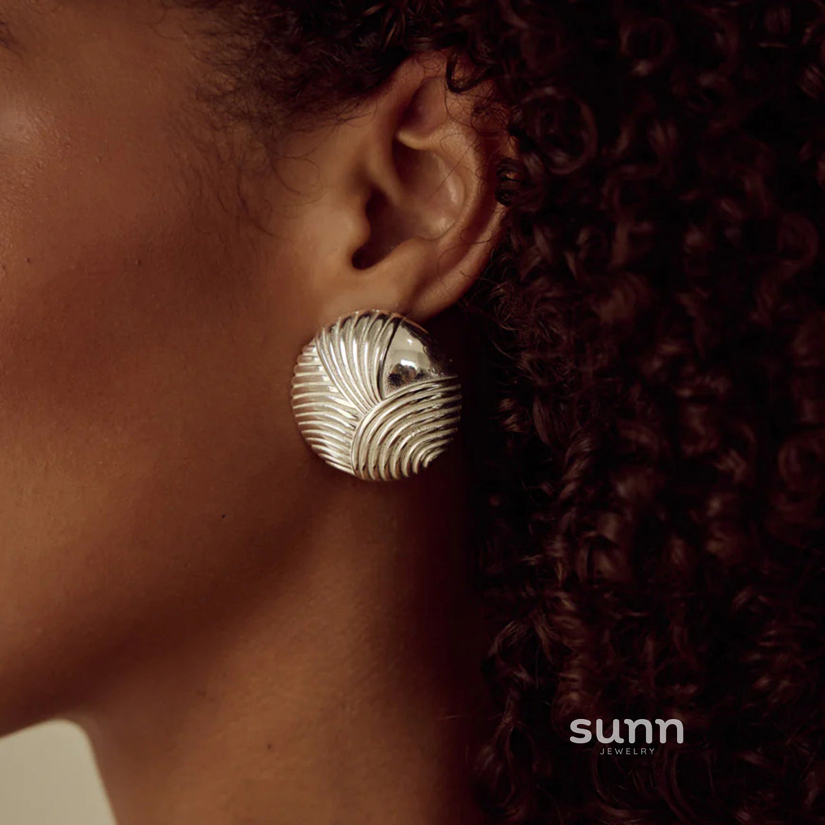 Jaycie Gold Ribbed Asymmetric Earrings [0PGUISGU]