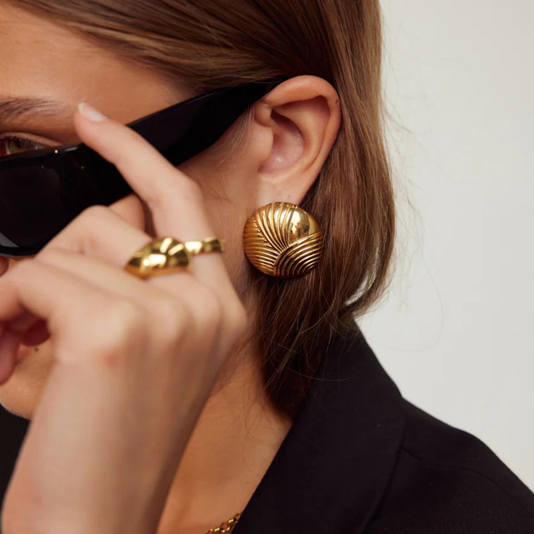 Jaycie Gold Ribbed Asymmetric Earrings [AAYWLCKU]