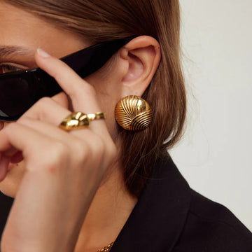 Jaycie Gold Ribbed Asymmetric Earrings [AAYWLCKU]