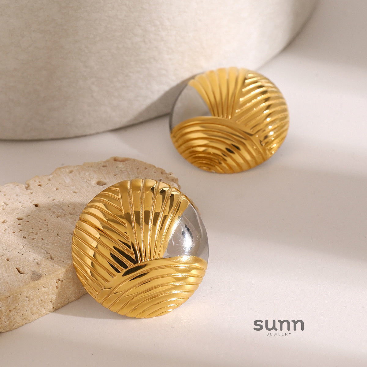 Jaycie Gold Ribbed Asymmetric Earrings [XQ1YQY1Q]