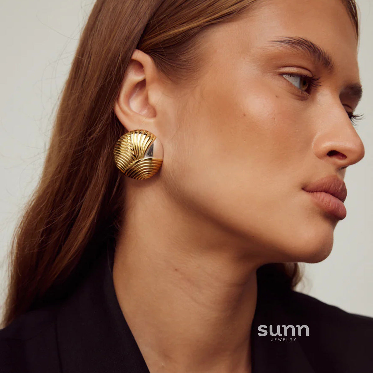 Jaycie Gold Ribbed Asymmetric Earrings [J5CS2QVI]