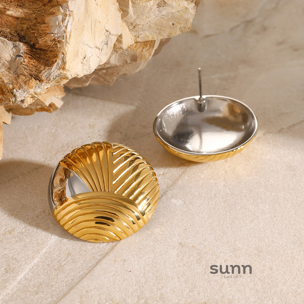 Jaycie Gold Ribbed Asymmetric Earrings [A5DEH7TR]