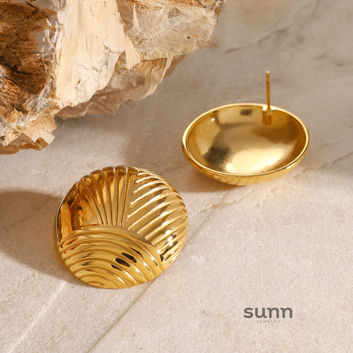Jaycie Gold Ribbed Asymmetric Earrings [G2IH0AIB]