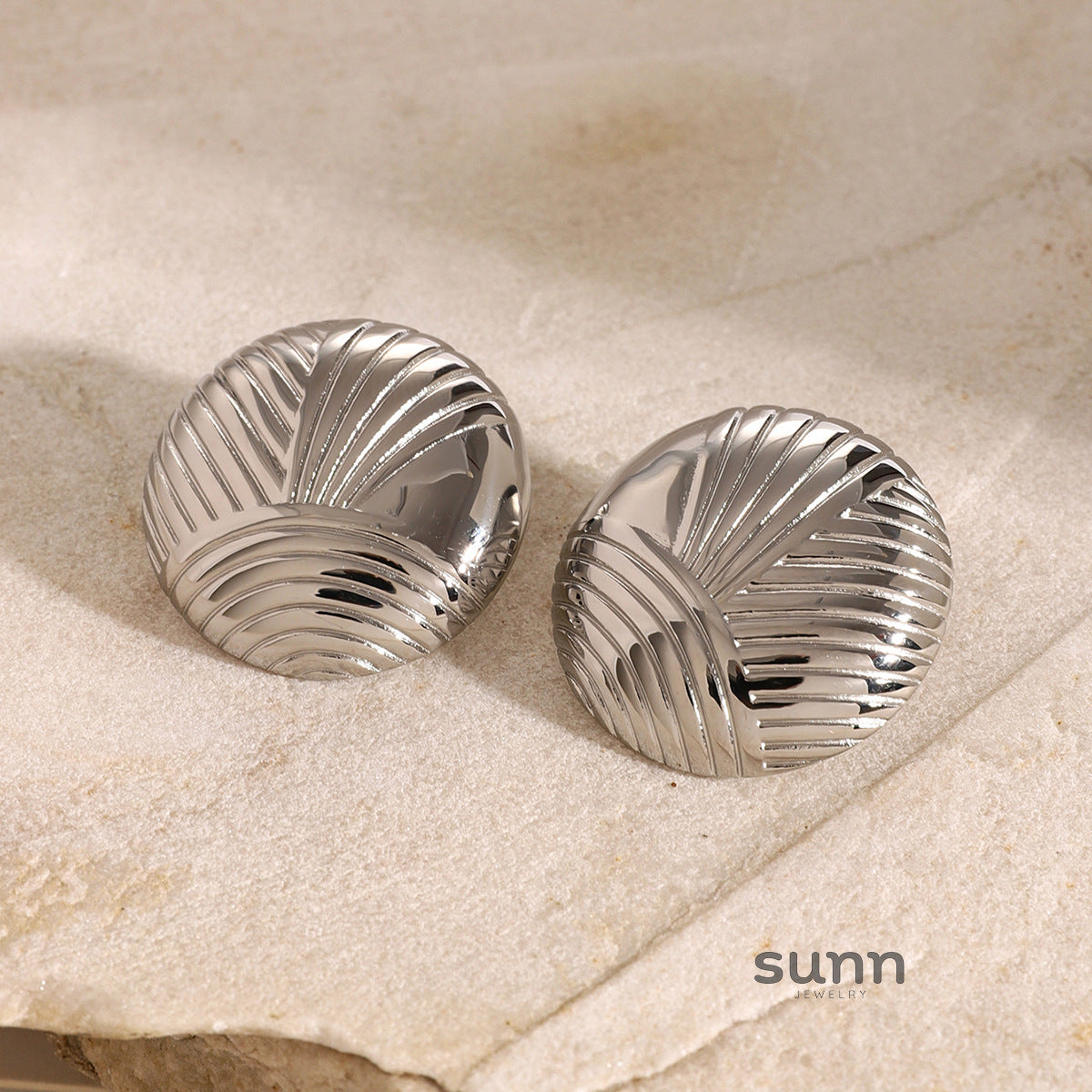 Jaycie Gold Ribbed Asymmetric Earrings [P8YTOKSA]
