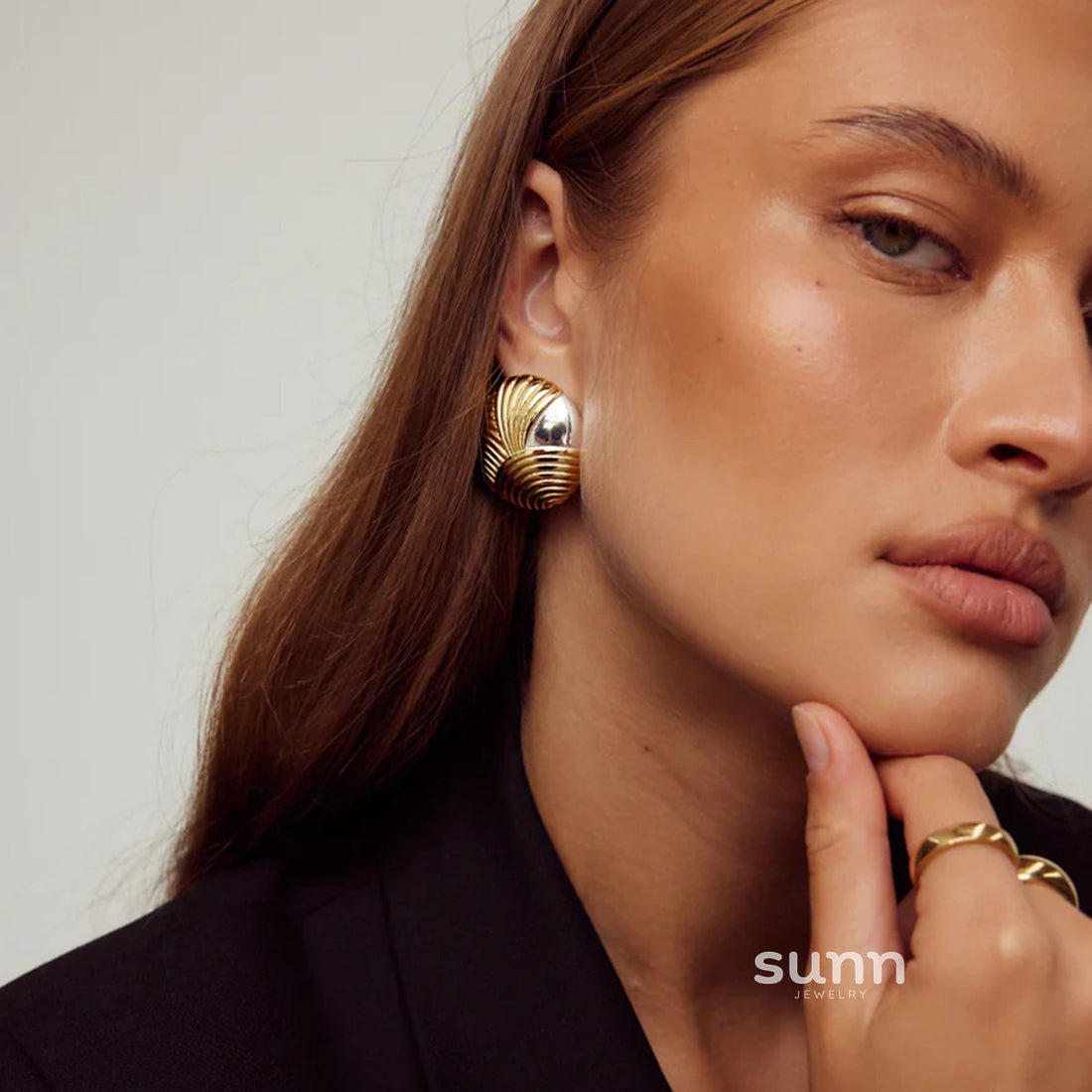 Jaycie Gold Ribbed Asymmetric Earrings [AAYWLCKU]