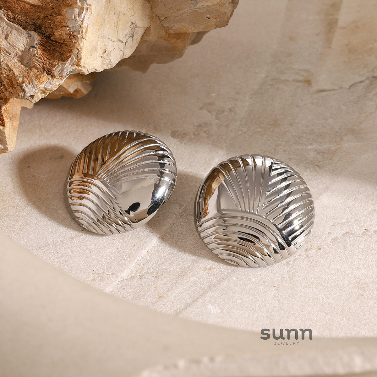 Jaycie Gold Ribbed Asymmetric Earrings [SQ1UKDRA]
