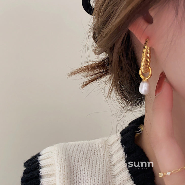 Jazaria Baroque Pearl Drop Earrings [X76PG492]