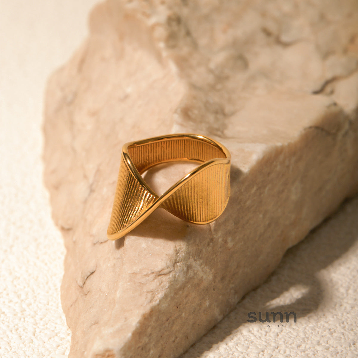 Jazmin Asymmetric Twisted Ring [WI2SVGDD]