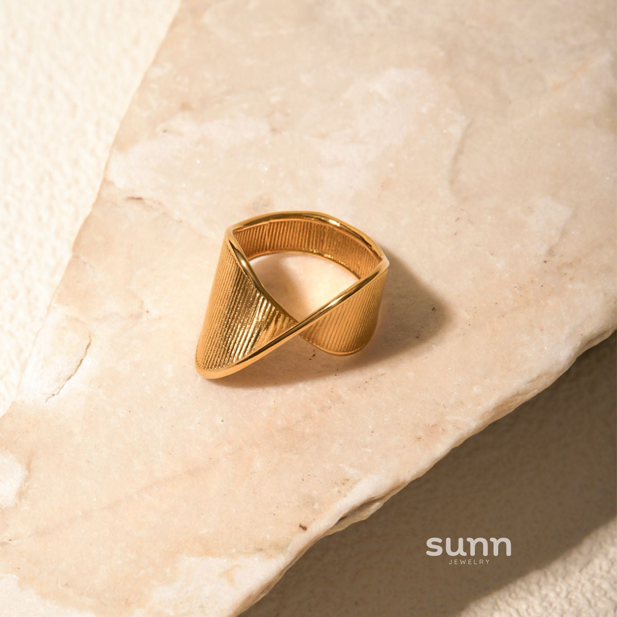 Jazmin Asymmetric Twisted Ring [GD6FE4WZ]