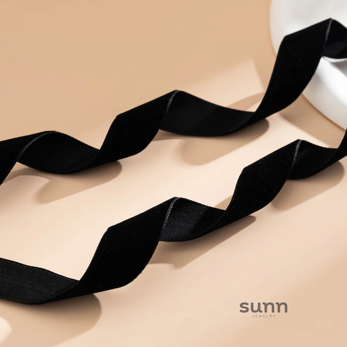 Jean Velvet Pearl Choker