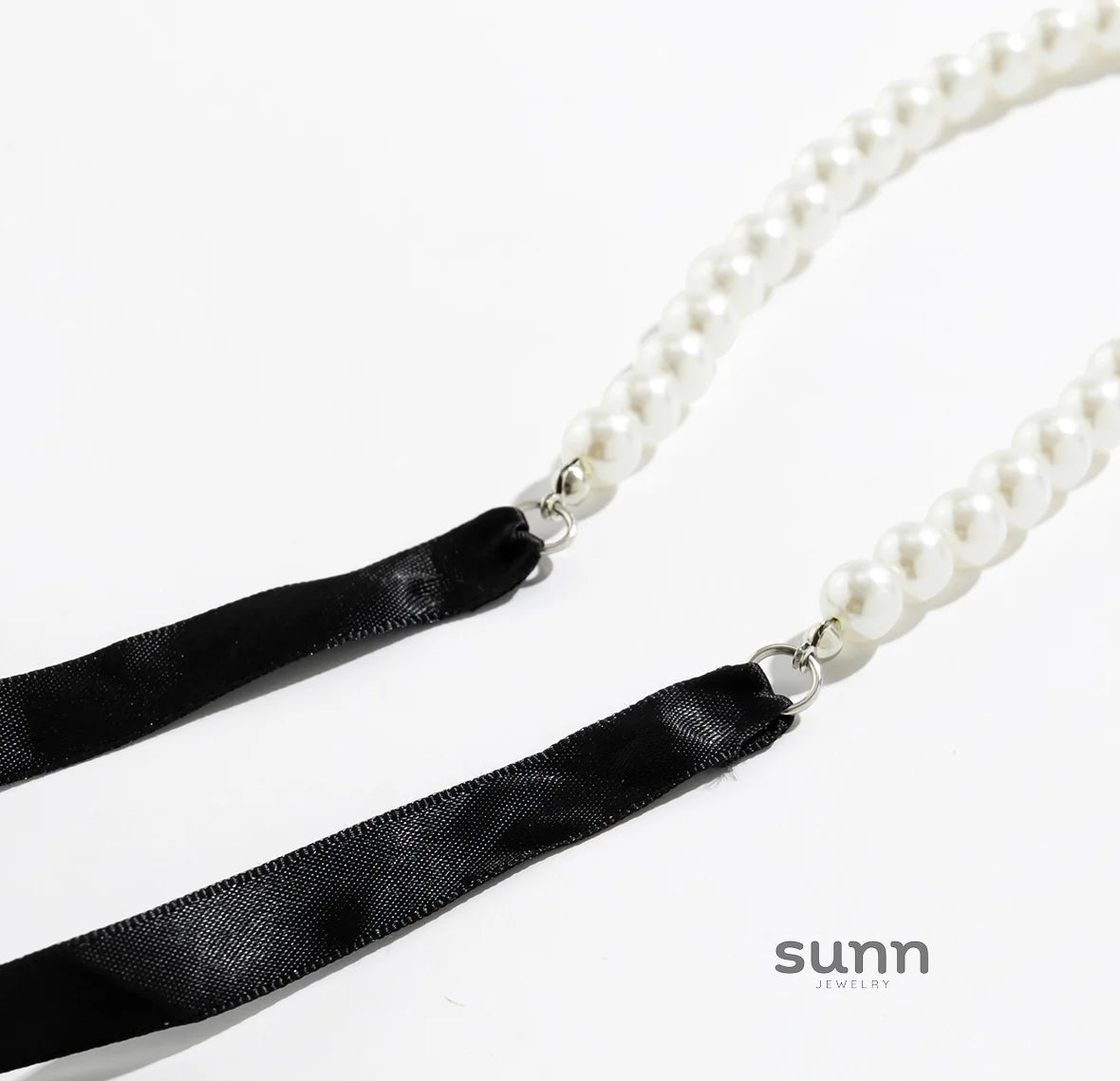 Jean Velvet Pearl Choker