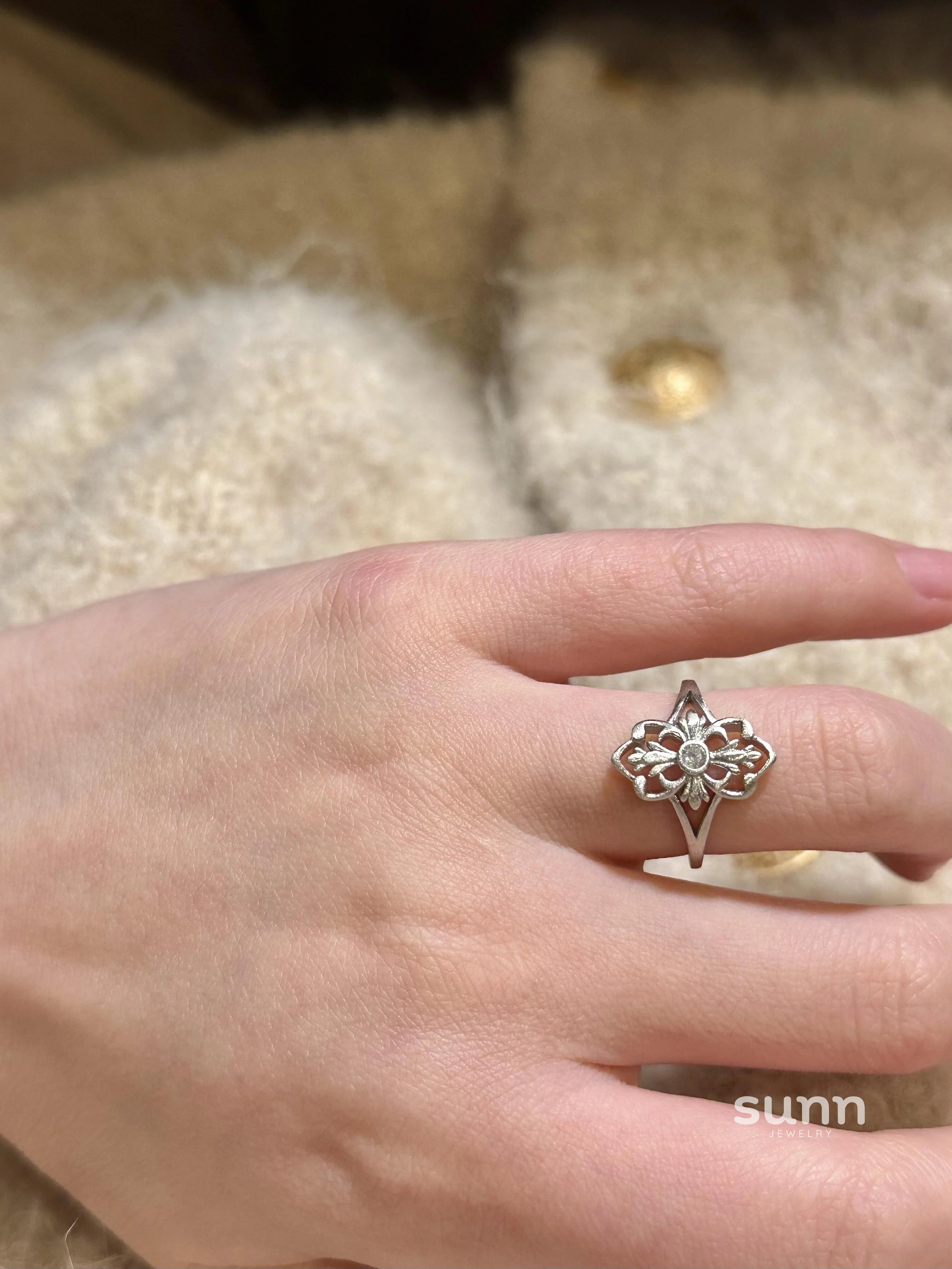 Jehlani Exquisite Hollow Iris Ring