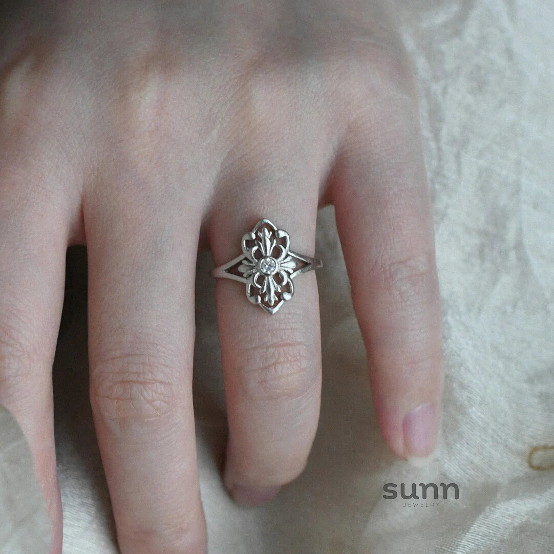 Jehlani Exquisite Hollow Iris Ring