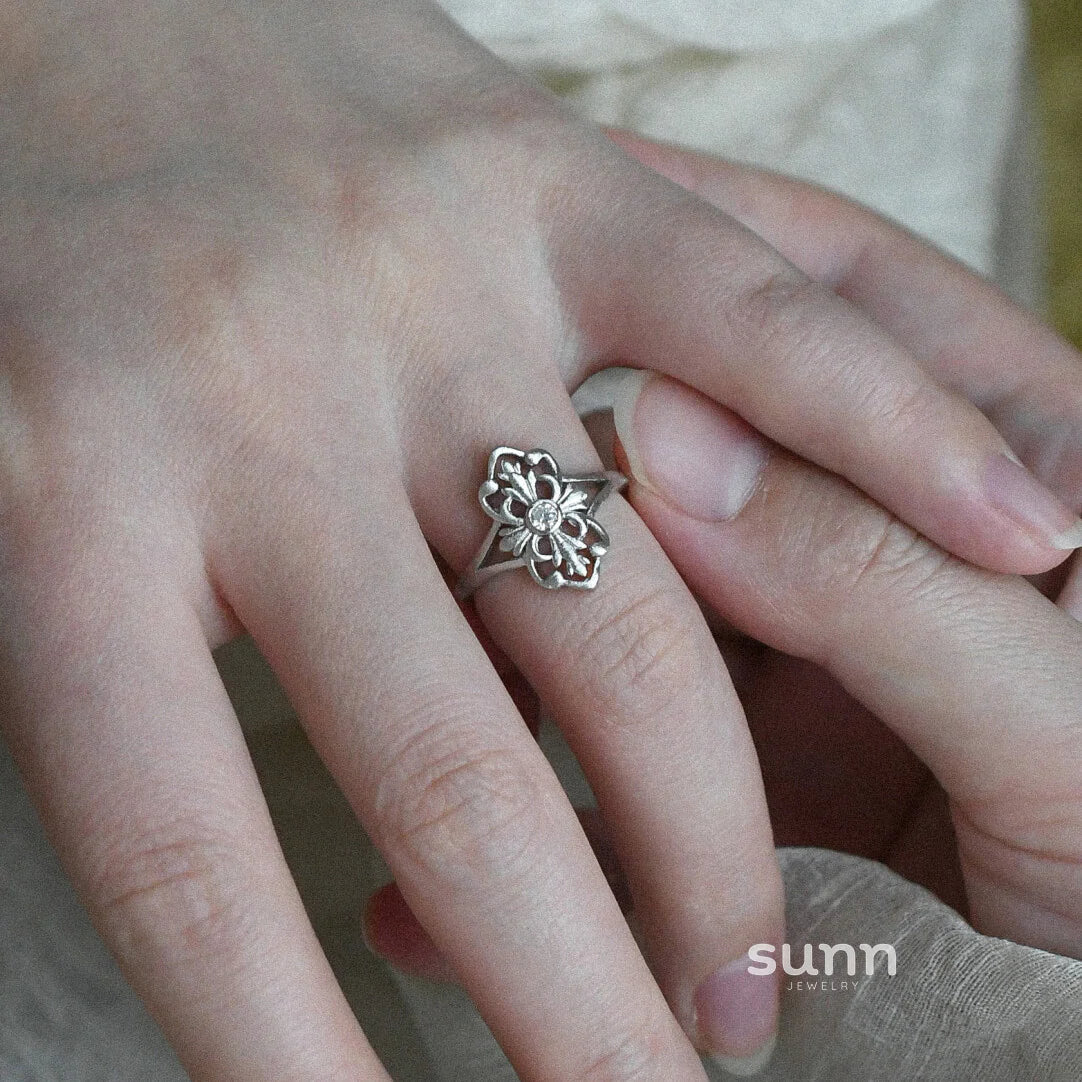 Jehlani Exquisite Hollow Iris Ring