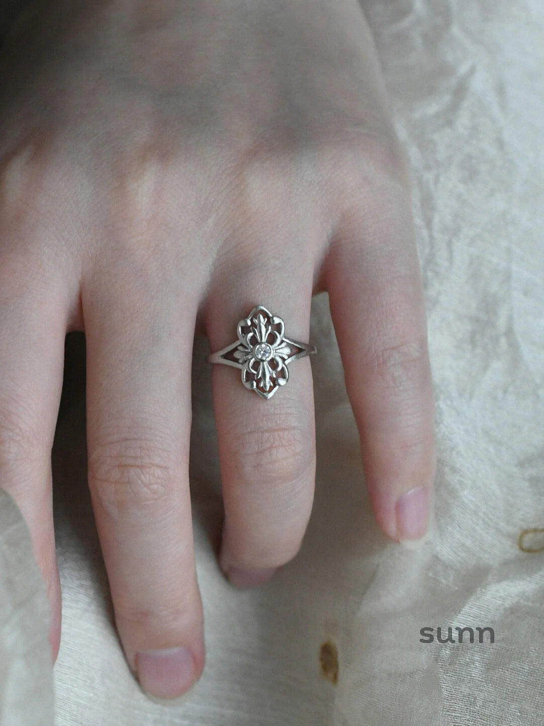 Jehlani Exquisite Hollow Iris Ring